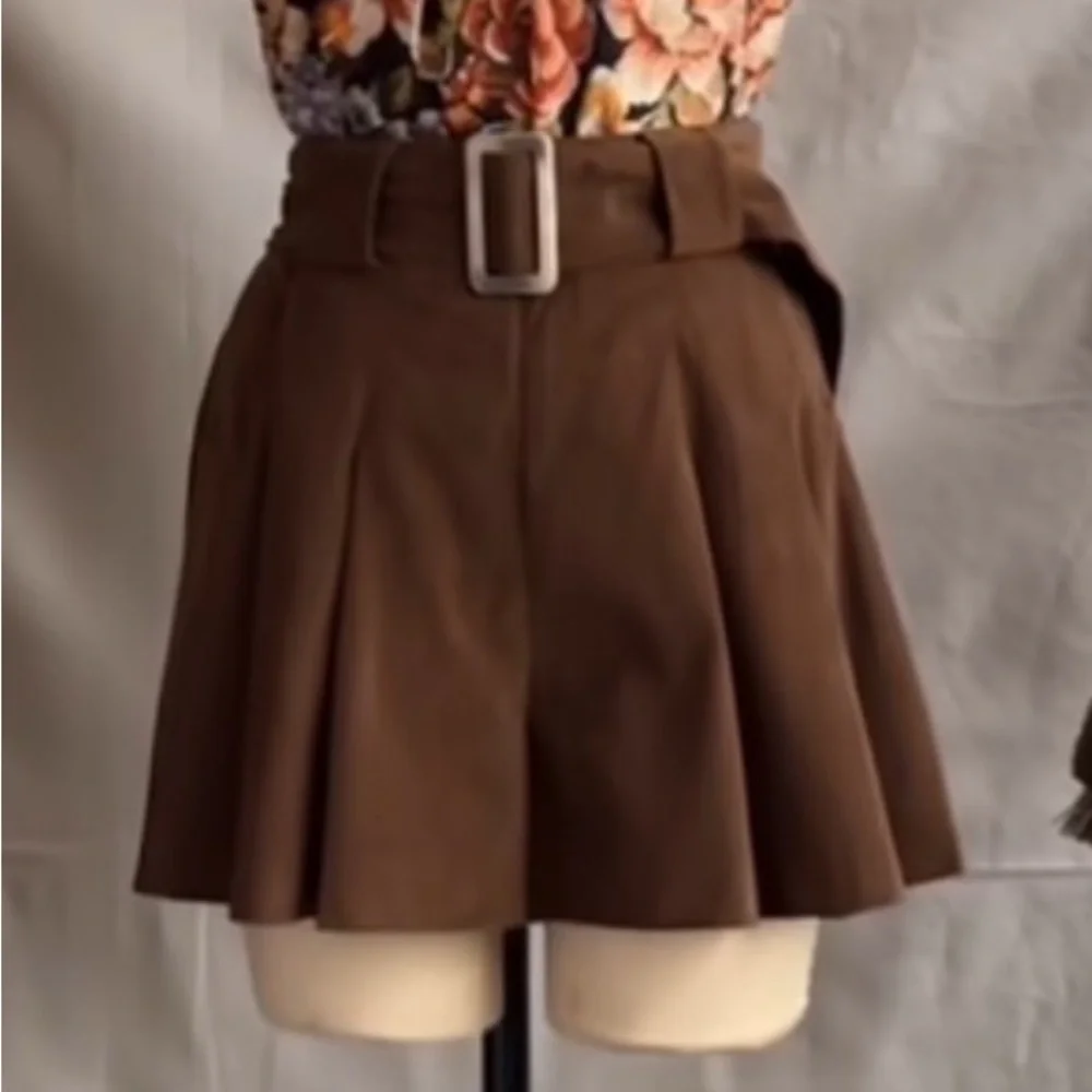 Brown Pleated Wide Leg Shorts with Belt - Picture 2 of 4
